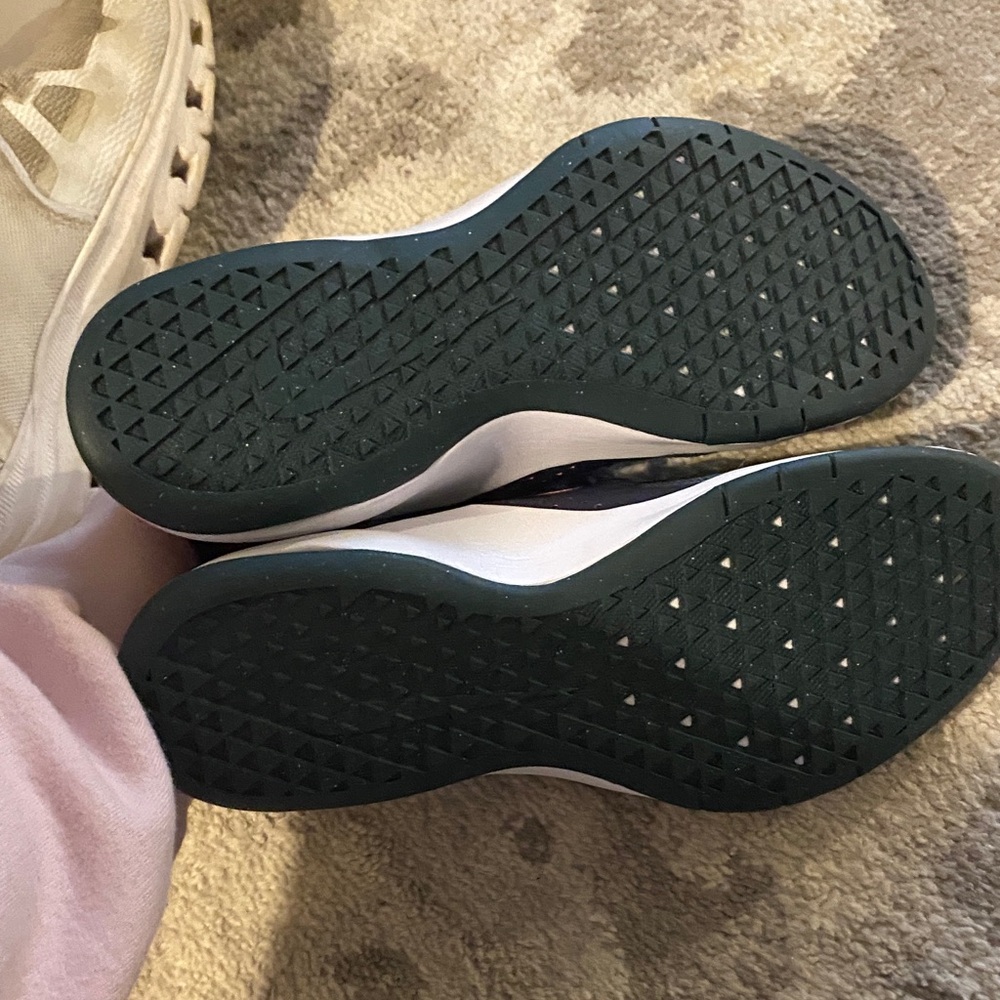 Nike Women’s Black and Blue Athletic Shoes - Picture 6 of 7
